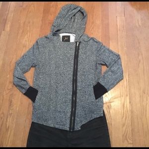 Jack hoodie with asymmetrical hem.